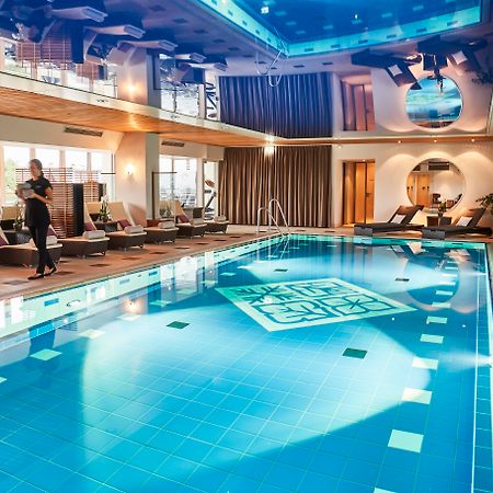 Vier Jahreszeiten Kempinski Muenchen Ngoại thất bức ảnh The swimming pool at the Hotel