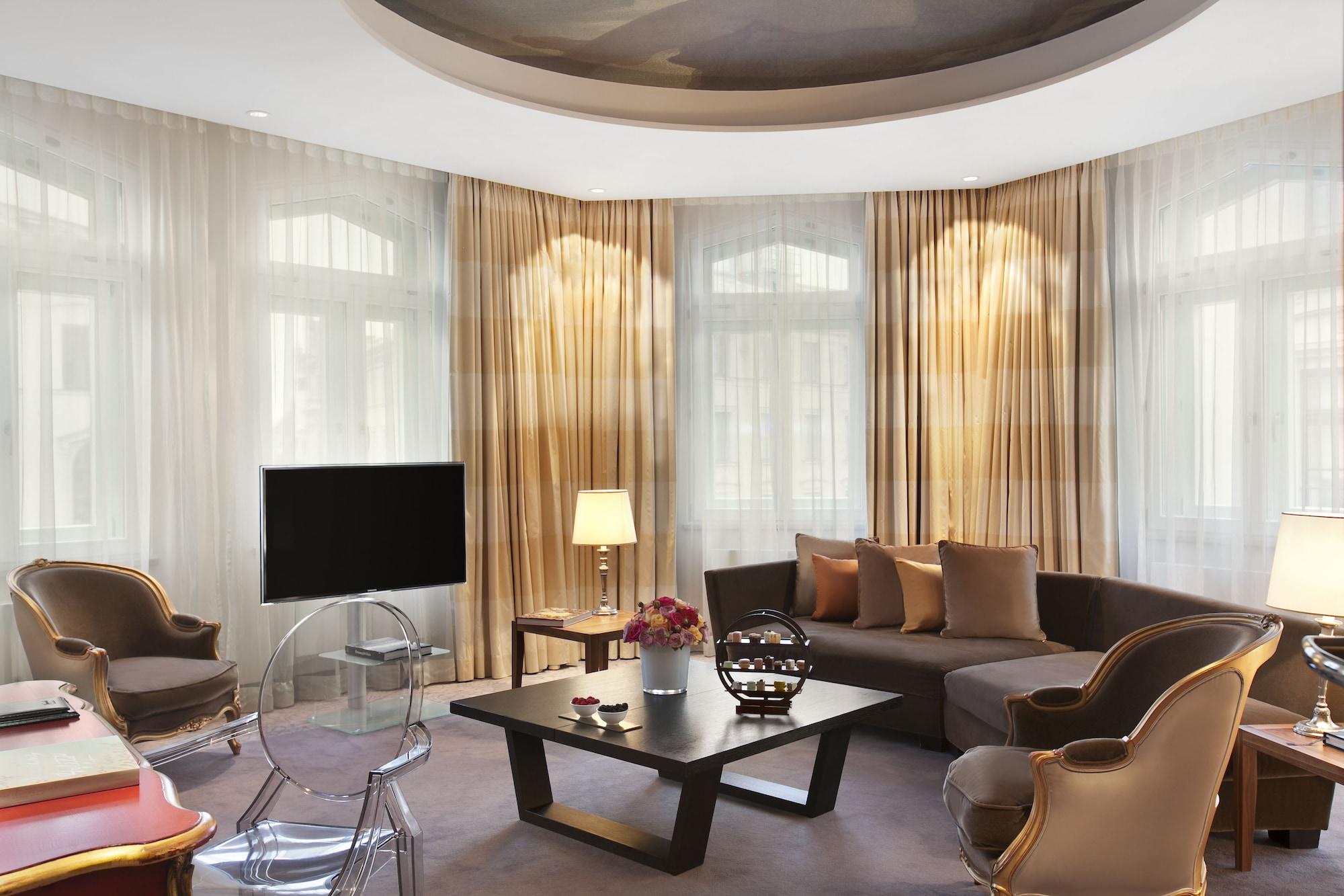 Vier Jahreszeiten Kempinski Muenchen Ngoại thất bức ảnh A suite at the Mandarin Oriental, Munich