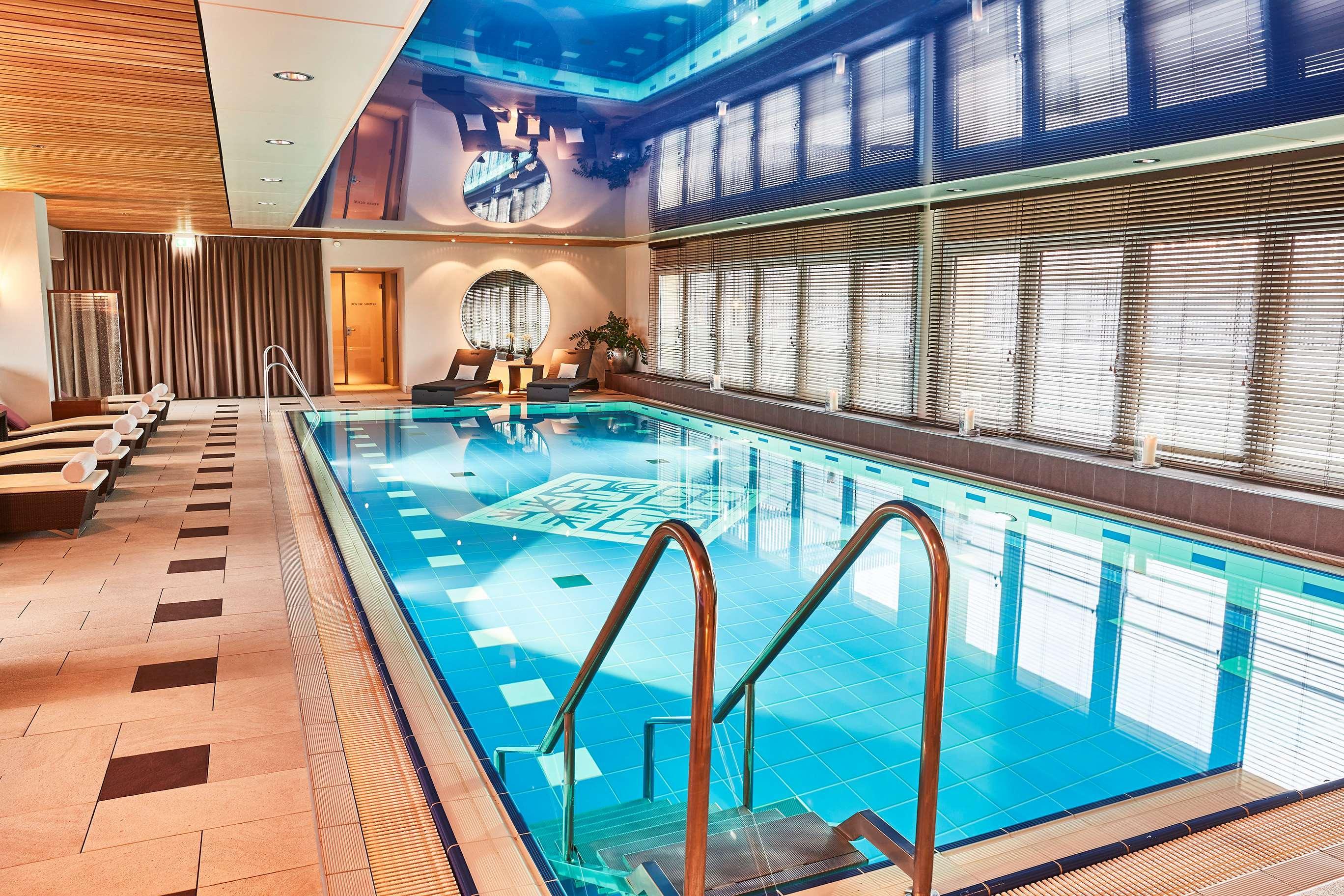 Vier Jahreszeiten Kempinski Muenchen Ngoại thất bức ảnh The pool at the 10118 Charlie's Club