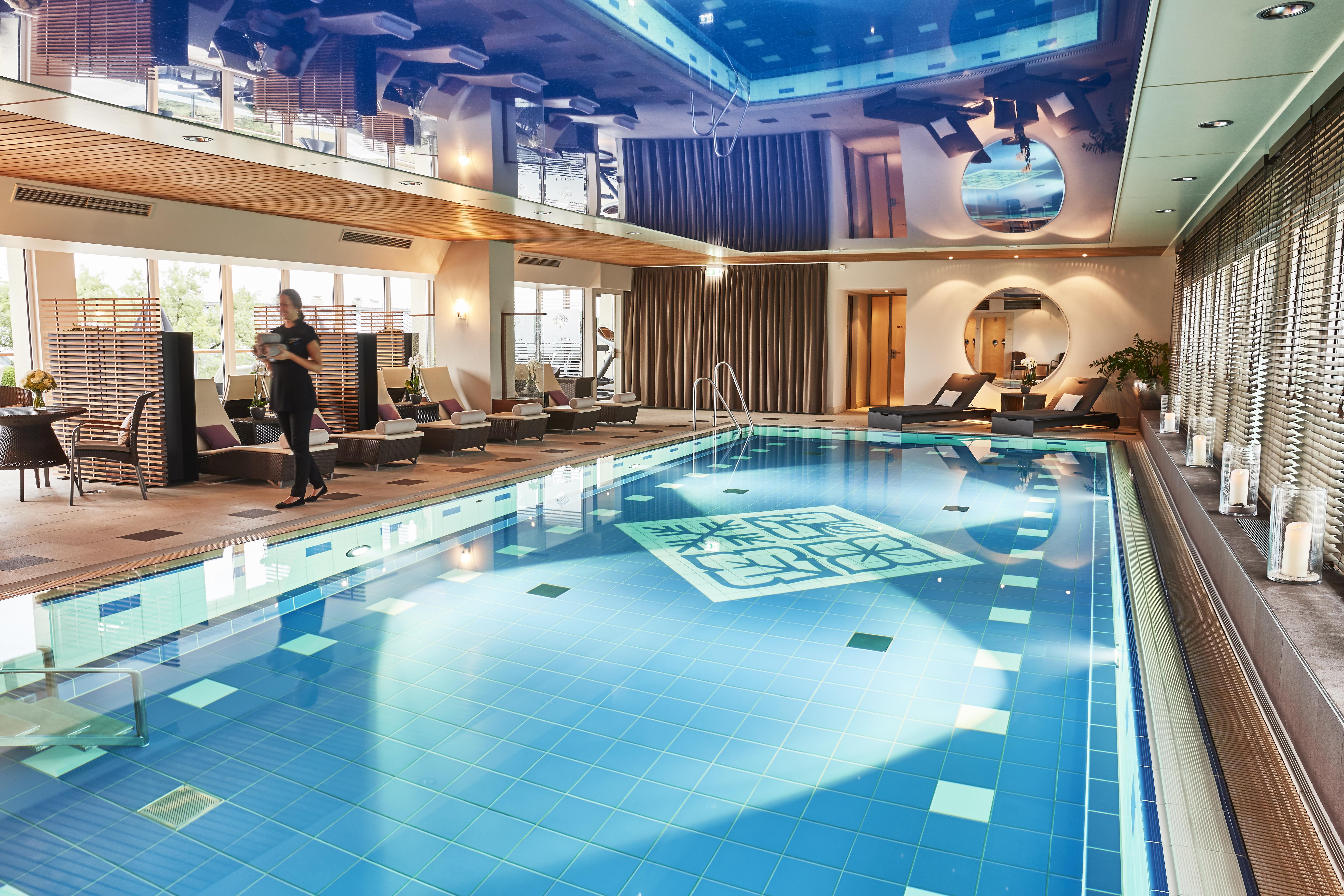 Vier Jahreszeiten Kempinski Muenchen Ngoại thất bức ảnh The swimming pool at the Hotel