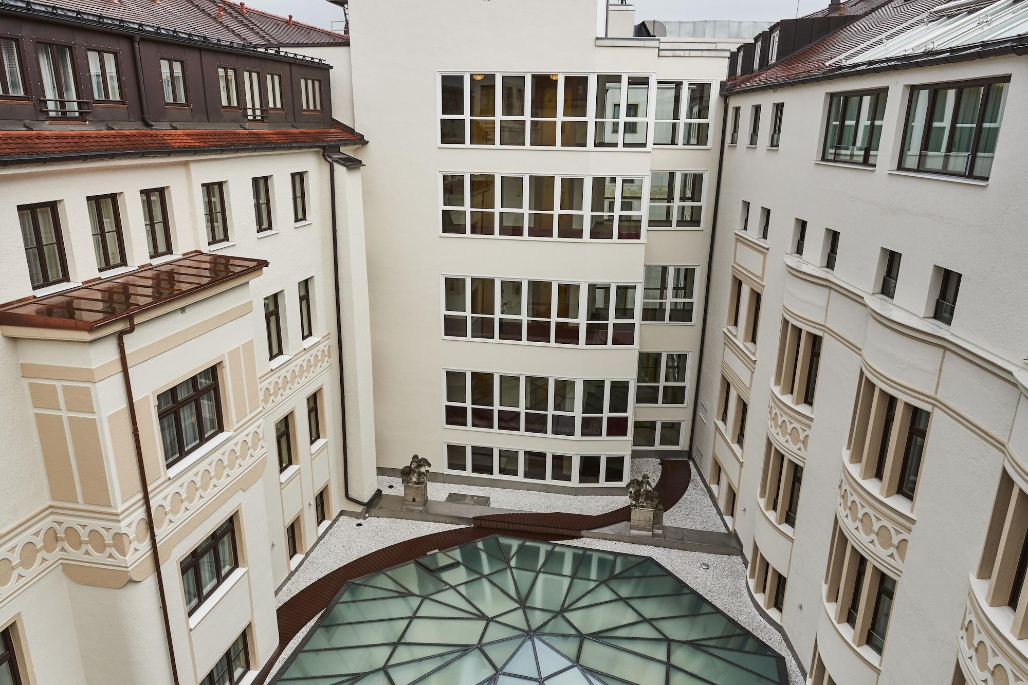 Vier Jahreszeiten Kempinski Muenchen Ngoại thất bức ảnh The courtyard of the university library