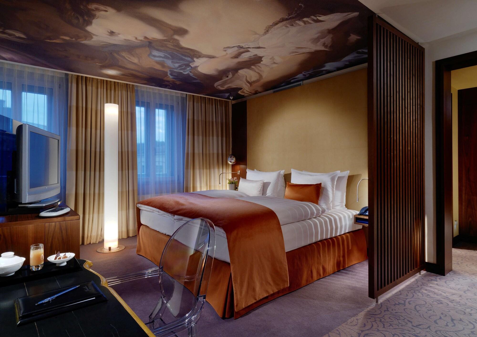 Vier Jahreszeiten Kempinski Muenchen Ngoại thất bức ảnh A room at the Mandarin Oriental, Munich