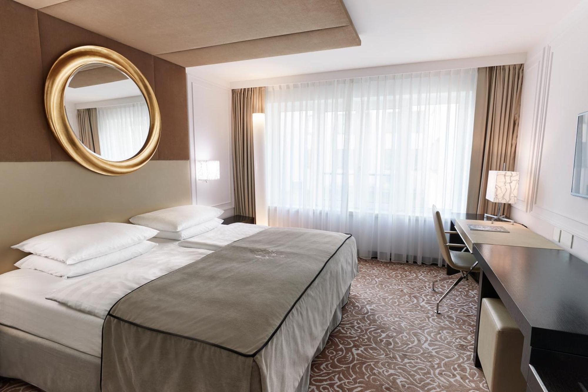 Vier Jahreszeiten Kempinski Muenchen Ngoại thất bức ảnh A room at the hotel