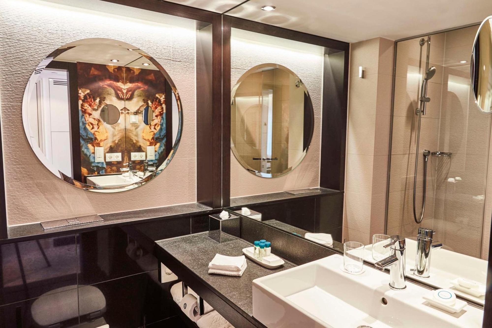 Vier Jahreszeiten Kempinski Muenchen Ngoại thất bức ảnh Bathroom