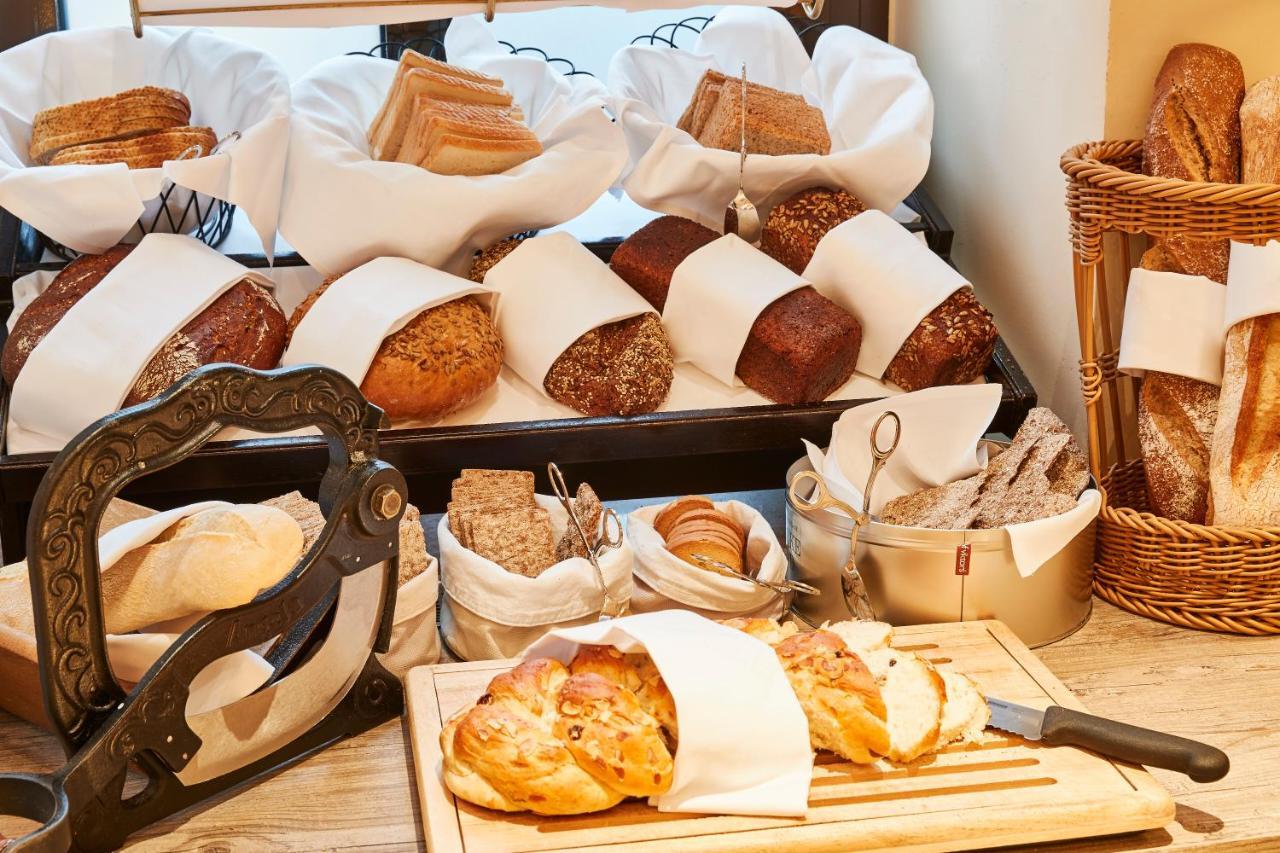 Vier Jahreszeiten Kempinski Muenchen Ngoại thất bức ảnh Bread at a bakery
